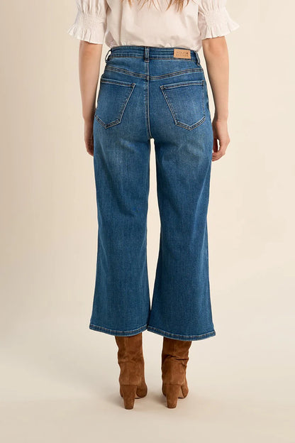 Wide-leg denim, cropped fit