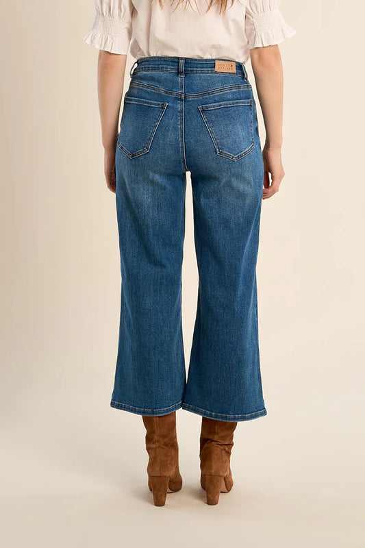 Wide-leg denim, cropped fit