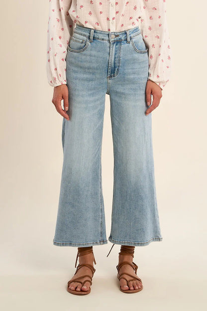 Wide-leg denim, cropped fit