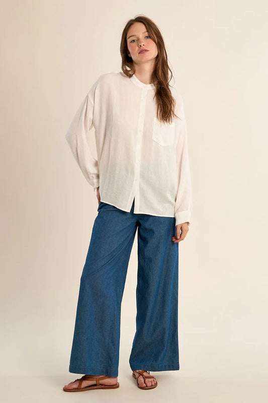 Mandarin collar shirt, open at the back